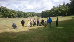 ut på ängarna med de fanstastiska, lummiga träden runt om oss.