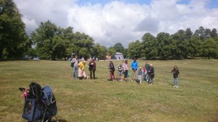 Och med Koppartälten i bakgrunden, där finns fika och diverse aktiviteter för den som  har lust.